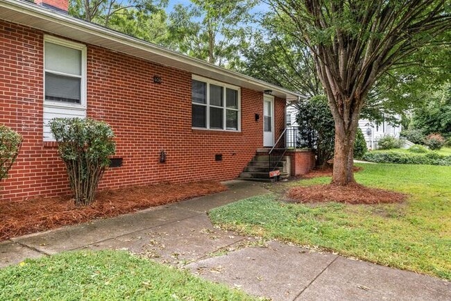 Building Photo - Adorable Duplex in the UNCG Area, Hardwood...