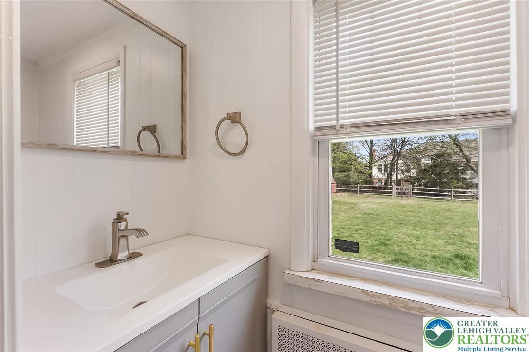 Building Photo - 657 Beverly Dr