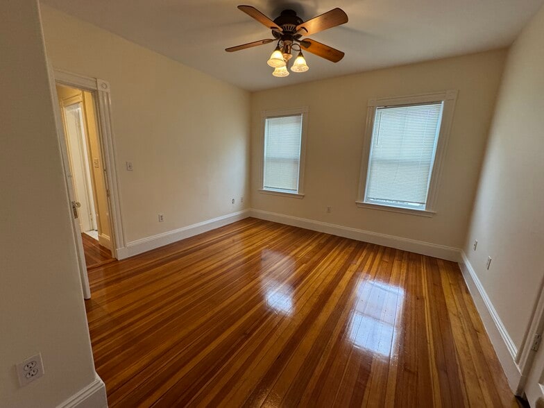 Building Photo - 163 Belmont St