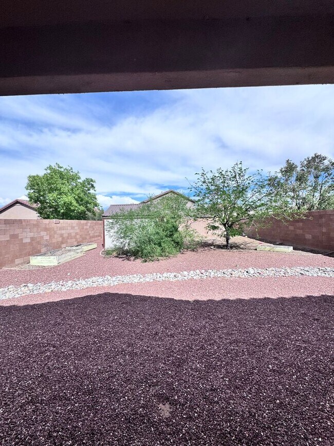 Building Photo - 4 bedroom 2.5 bath home-New Flooring