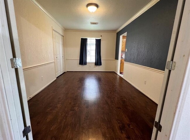 Building Photo - 825 Manor Dr