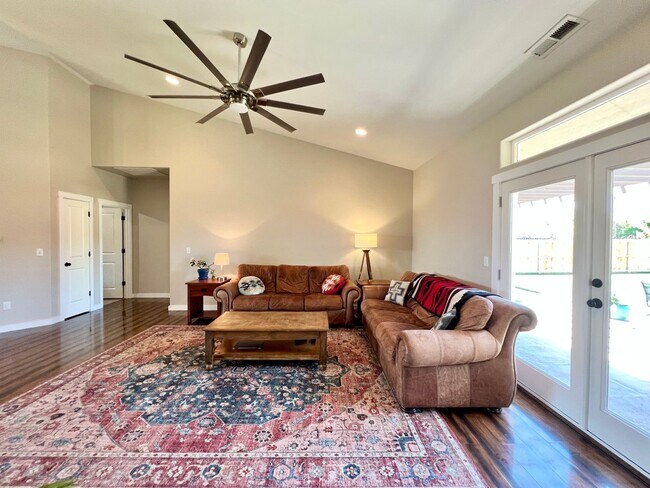 Building Photo - Modern 3 Bedroom Home