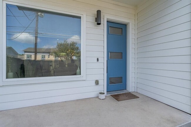 Building Photo - 1419 Montopolis Dr