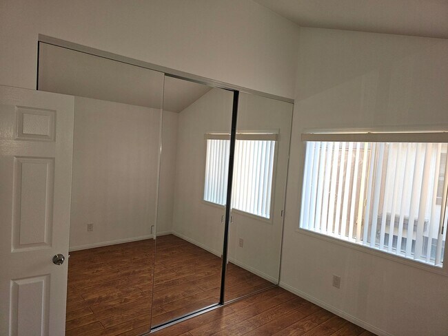 Building Photo - Remodeled 2bedroom 1.5 Bath Townhouse