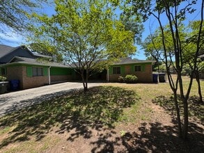 Building Photo - 2 Bedroom, 1 Bath duplex (right side unit) close to downtown Greenville with hardwood floors, a l...