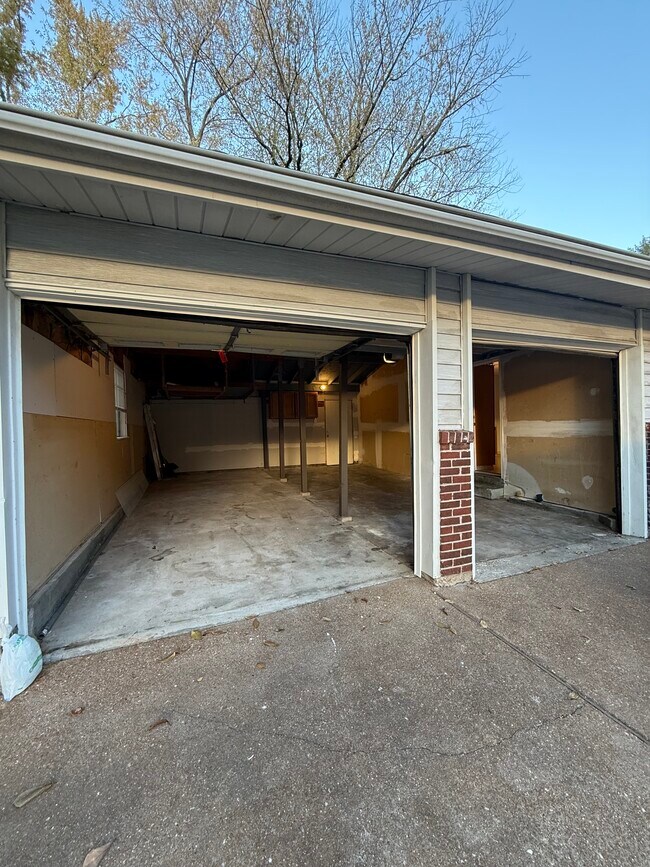 Building Photo - 2353 Blue Heron Dr