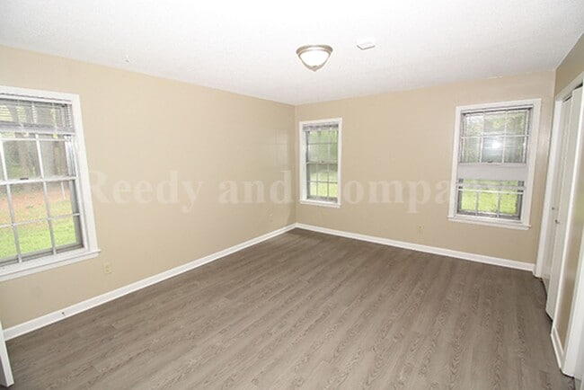 Building Photo - 5130 Queen Elizabeth Fwy