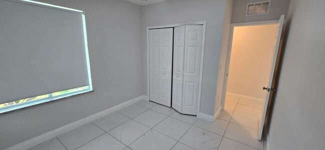 Building Photo - Newer Duplex 2/2/1 plus a den-1 Car garage...