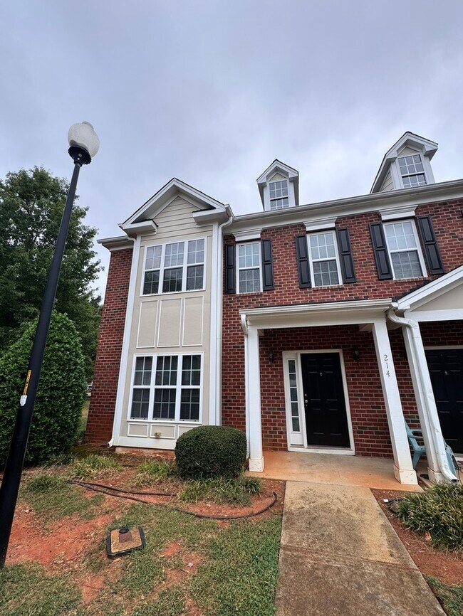 Building Photo - 3 Bed End Unit Town Home- AVAILABLE FOR FA...