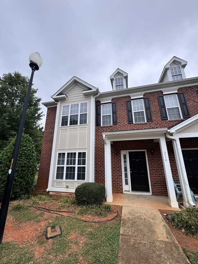 Primary Photo - 3 Bed End Unit Town Home- AVAILABLE FOR FA...