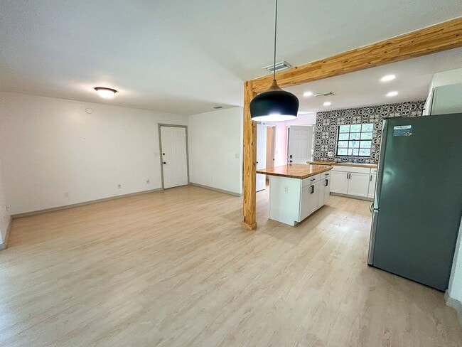 Building Photo - 1058 SW 6th Dr