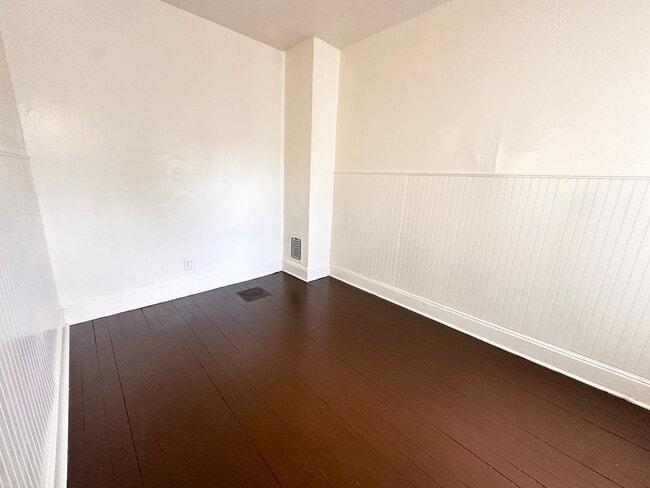Building Photo - 4 Bedroom 1 Bathroom w/Garage in York City!