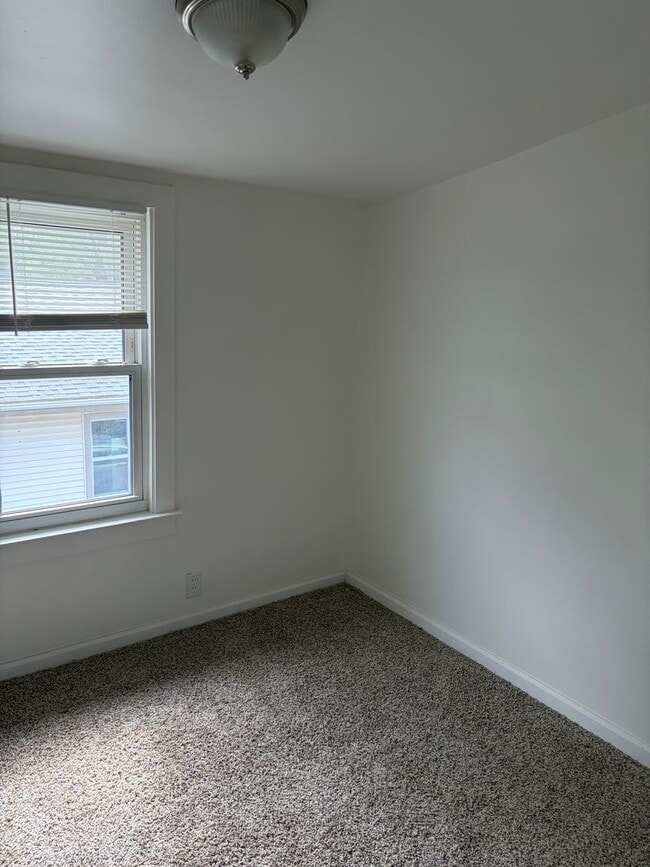 Building Photo - Renovdated 3 bedroom, 1 bathroom bungalow