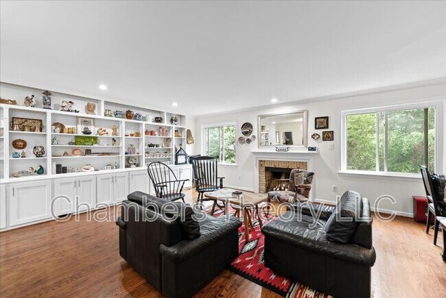 Building Photo - 1033 N George Mason Dr