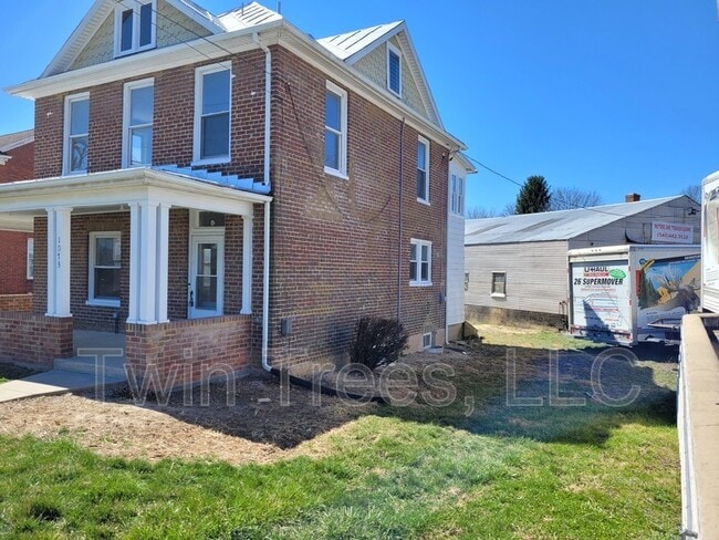 Building Photo - 1073 Chicago Ave