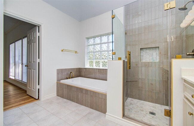 Building Photo - 1931 Woodbury St