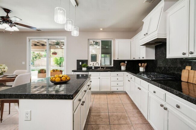 Building Photo - Perfect 6/3 Clovis Home for Large Family!