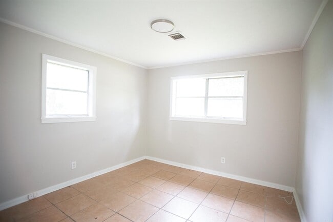 Building Photo - 1402 Boston Dr