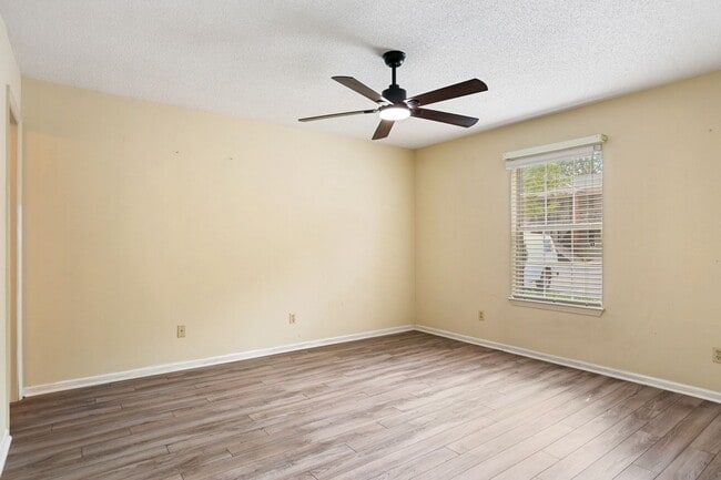 Building Photo - 2 Bedroom 2 Bathroom Gated Community