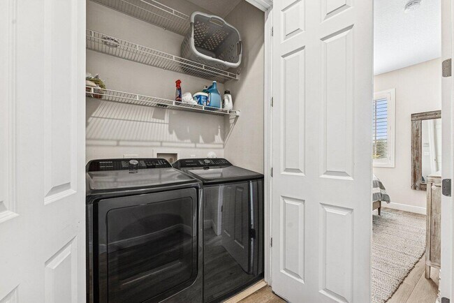 Building Photo - 813 Estancia Wy