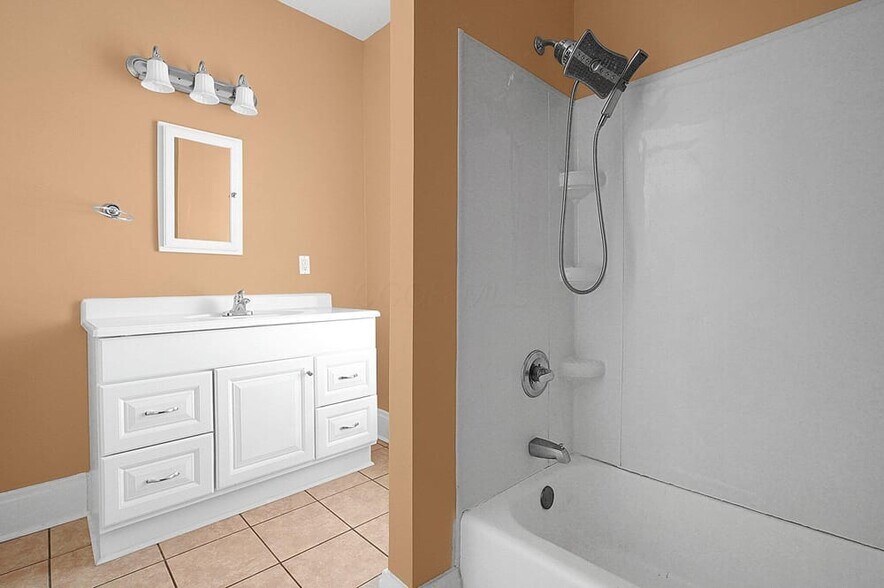 Full bathroom - 328 W 1st Ave