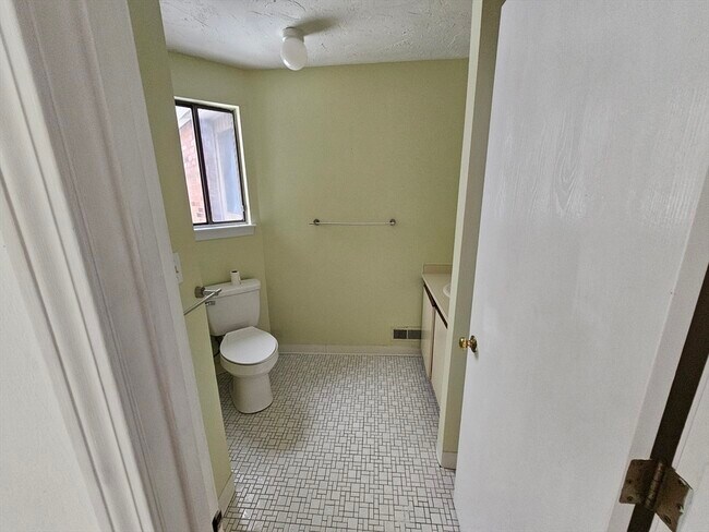 Building Photo - 3 Treetop Park