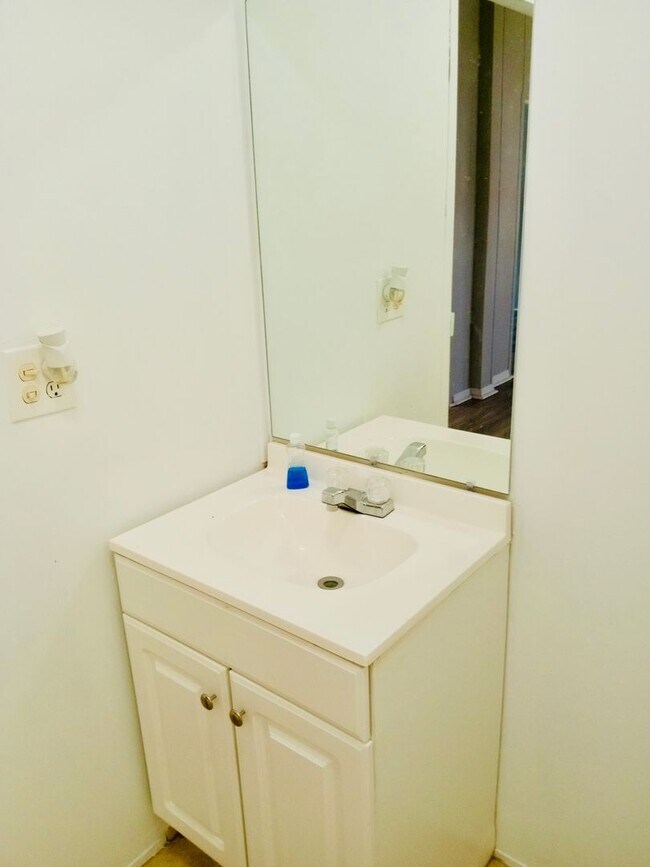 Building Photo - 3 Bed 2 Bathroom Single Family