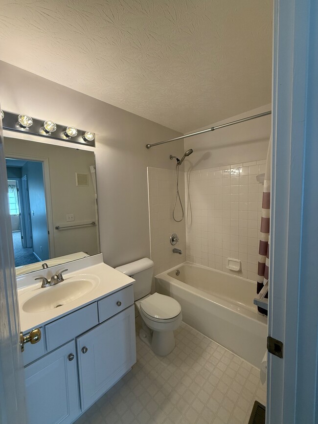 Upstairs hall bath - 6560 Brier Lake Rd