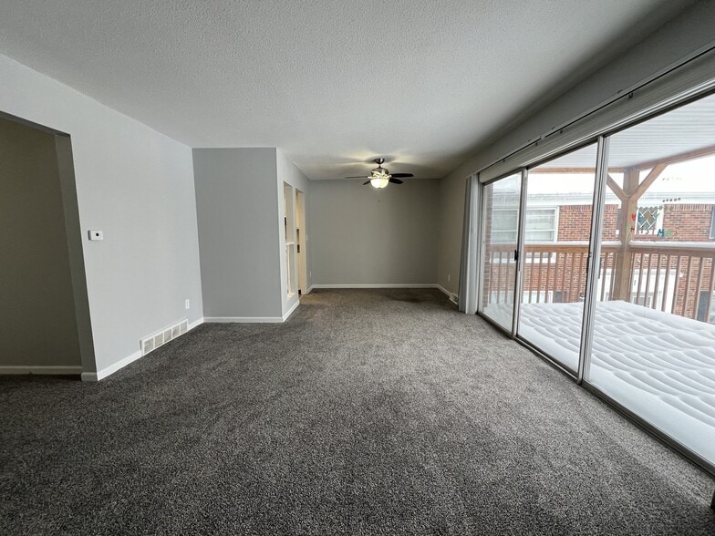 2BR, 1.5BA - 1055SF - Living Room - Fountainview East Apartments