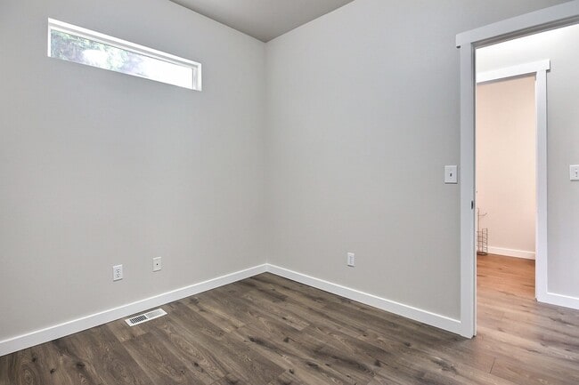 Building Photo - Updated, DuPont 3 BR home with AC for rent.
