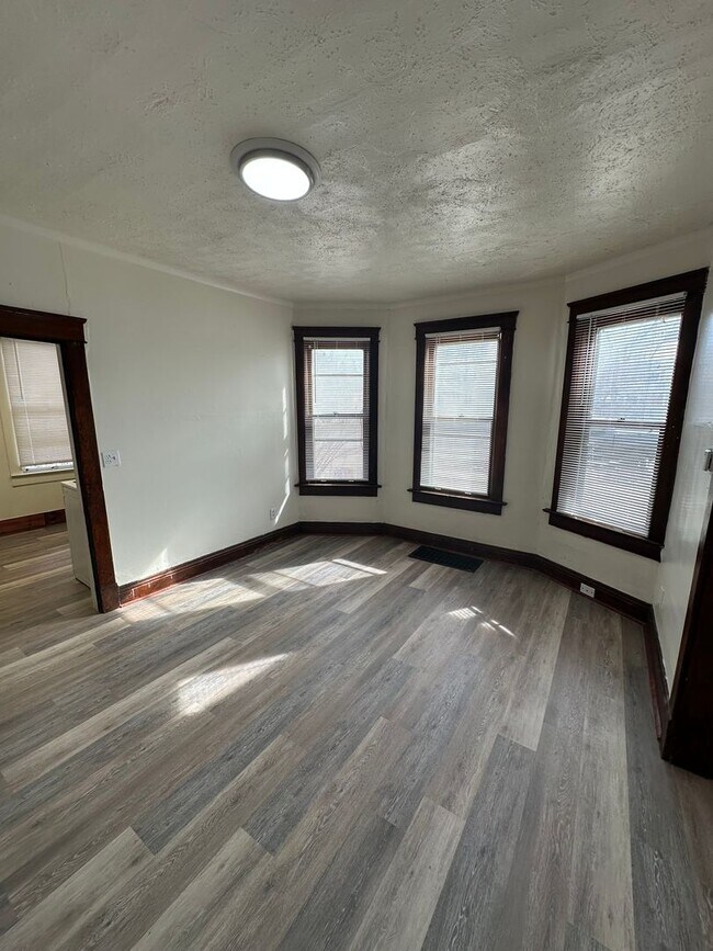 Building Photo - AJE1461