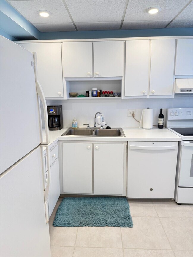 Building Photo - 4636 El Mar Dr