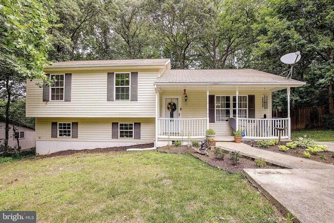 Building Photo - Welcome to this delightful split-level hom...