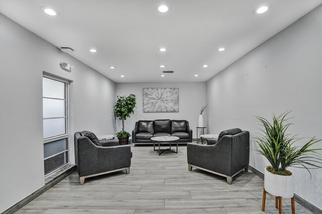 Building Photo - 3520 Oaks Way