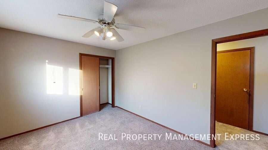 Building Photo - Spacious 2 Bedroom Apartment