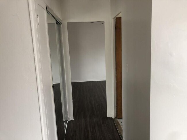 Building Photo - 1 bedroom in Chicago IL 60626
