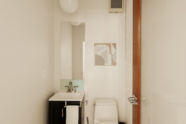 Building Photo - 3450 Cahuenga Blvd W