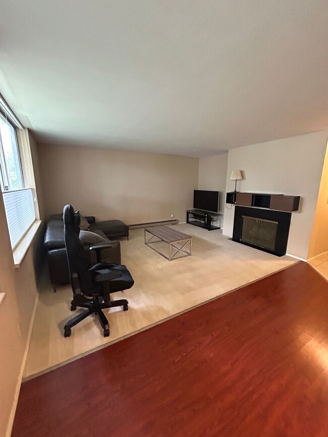 Building Photo - Fantastic 2 Bed 2 Bath Condo in the U Dist...