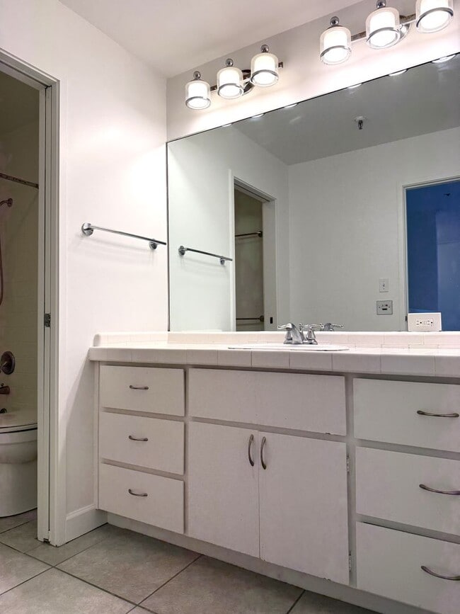 Building Photo - Top Floor Condo in Nob Hill