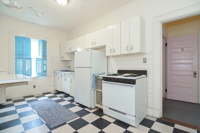 Building Photo - 926 Beacon St