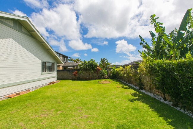 Building Photo - BACK ON MARKET**Single level spacious home...