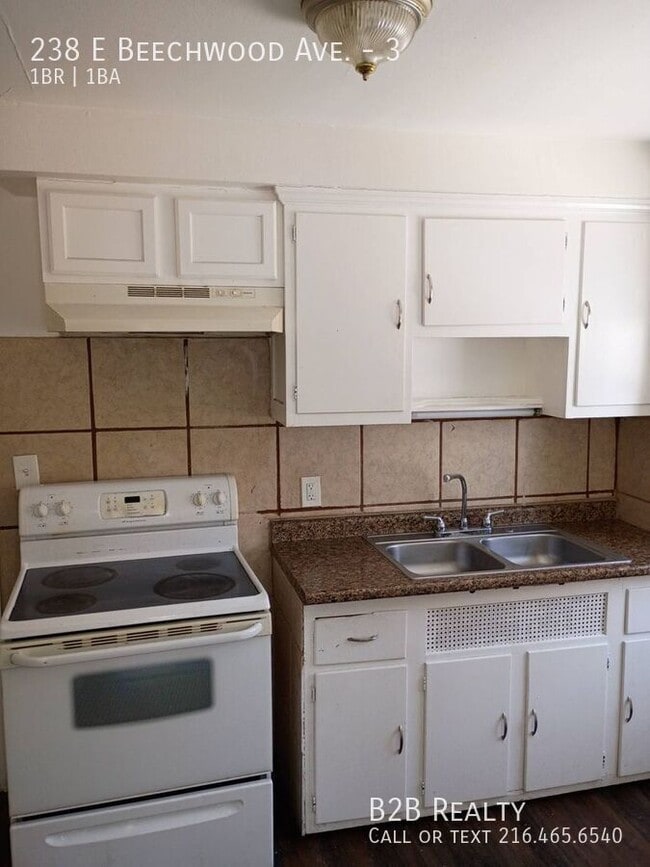 Building Photo - 238 E Beechwood Ave