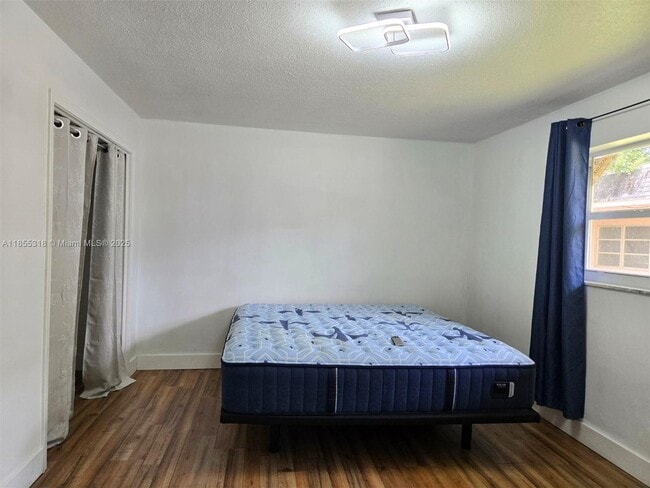 Building Photo - 4101 SW 54th Ct