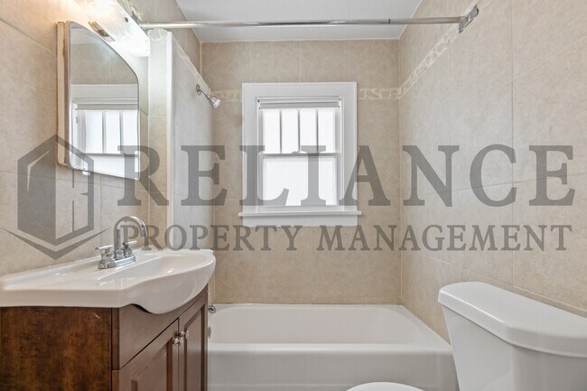 Building Photo - 621 S Green St