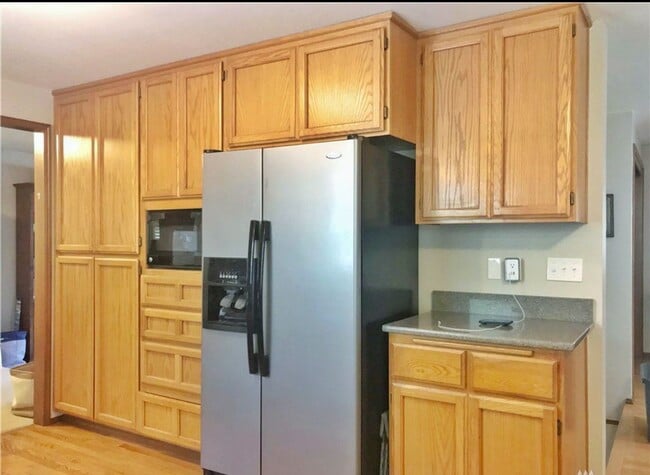 Building Photo - Open, bright and roomy with private backyard