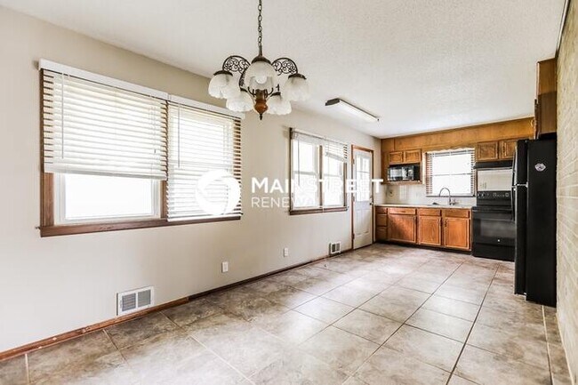 Building Photo - 3 Bedroom Pet-Friendly Home in Kansas City, MO with Main Street Renewal