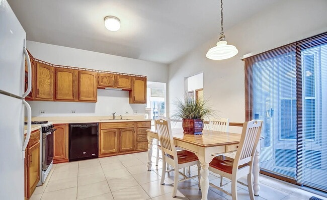 Building Photo - Comfortable Living in a Desirable Area