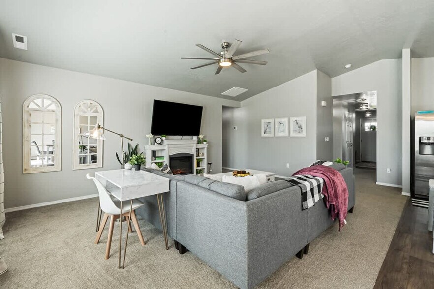 Building Photo - 10569 Cool Springs St