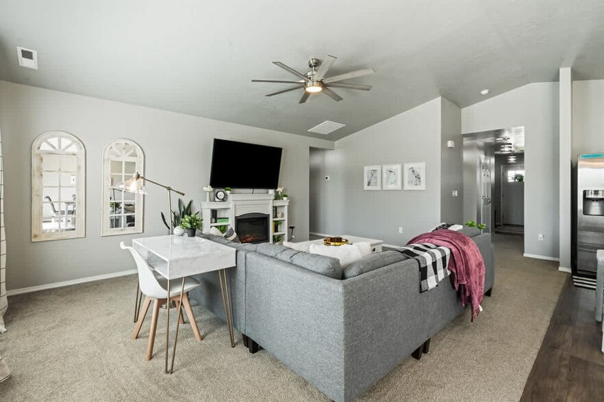 Building Photo - 17541 Mountain Springs Ave