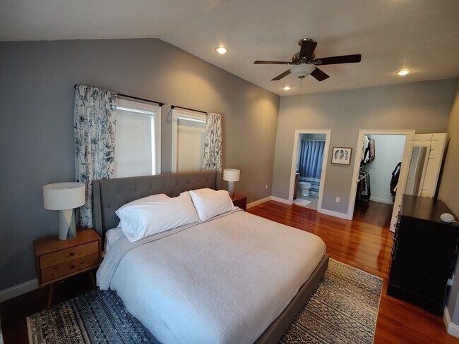 Building Photo - 36 Monroe St